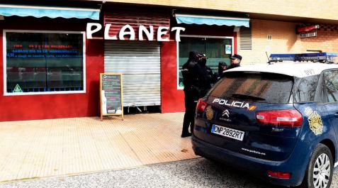 Agentes de la Policía Nacional, a las puertas del bar Planet, en el barrio de Miralbueno de Zaragoza. Agentes de la Policía Nacional, a las puertas del bar Planet, en el barrio de Miralbueno de Zaragoza.