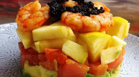 Timbal de aguacate, tomate, mango y gambones Timbal de aguacate, tomate, mango y gambones