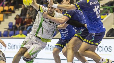 Ander Ugarte intenta zafarse de la defensa del Cangas. Ander Ugarte intenta zafarse de la defensa del Cangas.