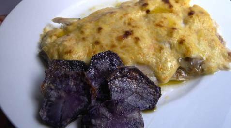 Lubina al cava con chips de patata morada Lubina al cava con chips de patata morada