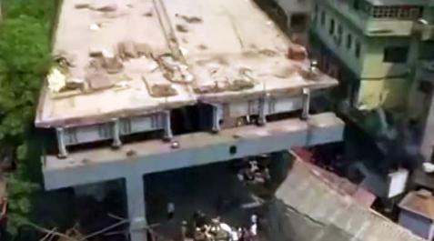 Al menos 8 muertos y decenas de atrapados al derrumbarse un puente en la India Al menos 8 muertos y decenas de atrapados al derrumbarse un puente en la India