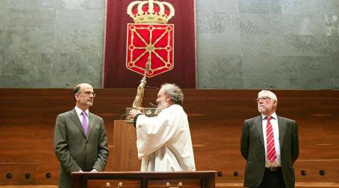 Visita del Ángel de Aralar al Gobierno y al Parlamento de Navarra_7 El Gobierno foral y el Parlamento de Navarra han recibido este miércoles la imagen del Ángel de Aralar, en el marco del recorrido que la imagen efectúa por Pamplona durante la semana siguiente a la de Pascua de Resurrección.