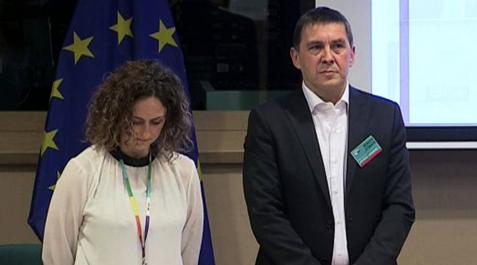 Gobierno y víctimas arremeten contra el Gobierno y víctimas arremeten contra el