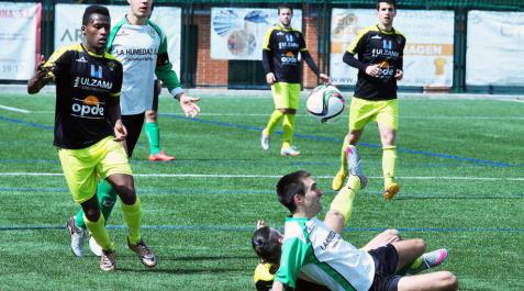 Binke observa el balón mientras Rodrigo y Bermejo quedan tendidos sobre el césped. Binke observa el balón mientras Rodrigo y Bermejo quedan tendidos sobre el césped.