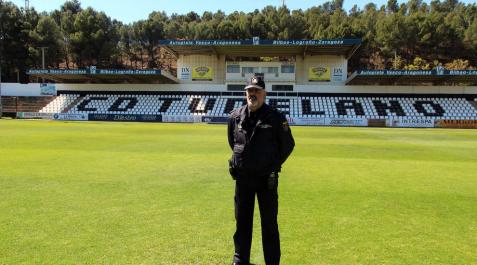 Joaquín Palma, coordinador de seguridad para el CD Tudelano, sobre el césped del Ciudad de Tudela. Joaquín Palma, coordinador de seguridad para el CD Tudelano, sobre el césped del Ciudad de Tudela.