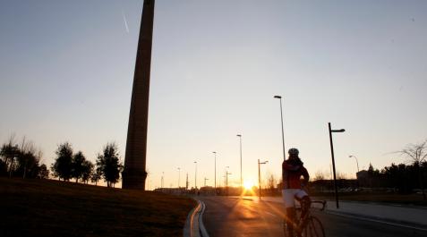 Un ciclista circulando por Pamplona. Un ciclista circulando por Pamplona.