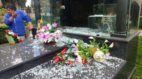Roban unas 50 cruces y lápidas de bronce en el cementerio de Pamplona Roban unas 50 cruces y lápidas de bronce en el cementerio de Pamplona