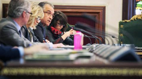 Enrique Maya interviene, ayer. Junto a él, Maider Beloki, a la derecha, y María Caballero y Fernando Villanueva, a la izquierda. Enrique Maya interviene, ayer. Junto a él, Maider Beloki, a la derecha, y María Caballero y Fernando Villanueva, a la izquierda.