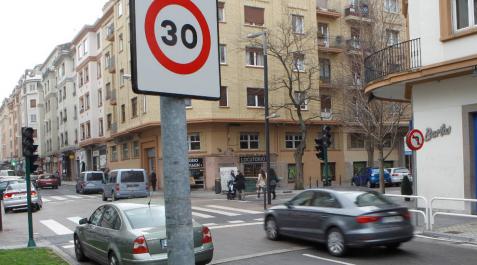 Las señales que obligan a reducir la velocidad a 30 km/h. Las señales que obligan a reducir la velocidad a 30 km/h.