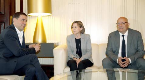 Otegi se reúne con la presidenta del Parlament, Carme Forcadell y el vicepresidente Corominas. Otegi se reúne con la presidenta del Parlament, Carme Forcadell y el vicepresidente Corominas.