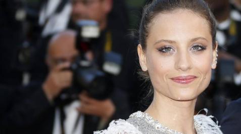 El reparto de 'Julieta', en Cannes Los actores españoles Michelle Jenner, Daniel Grao, Adriana Ugarte, el director español Pedro Almodóvar y las actrices Emma Suárez e Inma Cuesta.