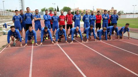 PREPARADOS, LISTOS..., ¡YA! Los jugadores del CD TUdelano posan en las pistas de atletismo del estadio Nelson Mandela de Tudela. PREPARADOS, LISTOS..., ¡YA! Los jugadores del CD TUdelano posan en las pistas de atletismo del estadio Nelson Mandela de Tudela.