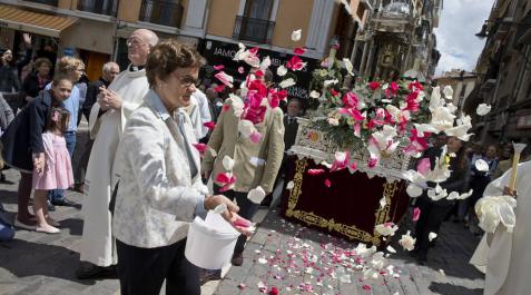El Corpus acaba con una estela de flores gracias a los ciudadanos El Corpus acaba con una estela de flores gracias a los ciudadanos