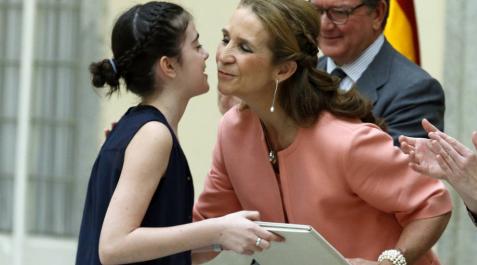 La infanta Elena entrega a Naia Gil el premio de pintura de Patrimonio Nacional La infanta Elena entrega a Naia Gil el premio de pintura de Patrimonio Nacional