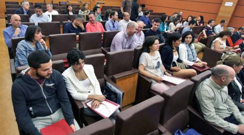 Imagen de bodegueros y técnicos asistentes ayer a las jornadas sobre vino en la sede de la CEN. Imagen de bodegueros y técnicos asistentes ayer a las jornadas sobre vino en la sede de la CEN.