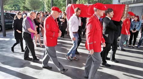 Emotiva despedida al comisario de Policía Foral Mario Zunzarren Emotiva despedida al comisario de Policía Foral Mario Zunzarren