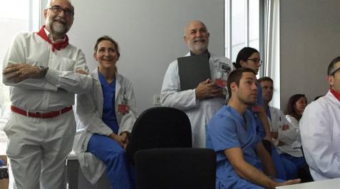 El consejero y el equipo de Urgencias, observan la retransmisión del encierro. El consejero y el equipo de Urgencias, observan la retransmisión del encierro.