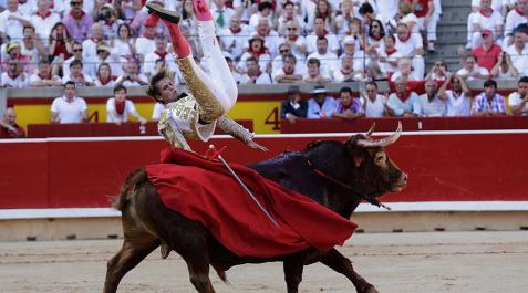 Triple cogida a Javier Jiménez, en una dura corrida de los Cebada Gago Triple cogida a Javier Jiménez, en una dura corrida de los Cebada Gago