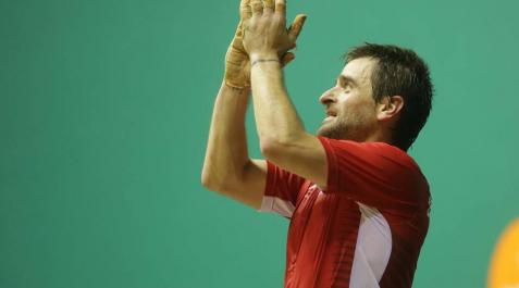 Pablo Berasaluze saluda a la afición del Labrit en un partido del Campeonato de Parejas jugado en diciembre de 2014.