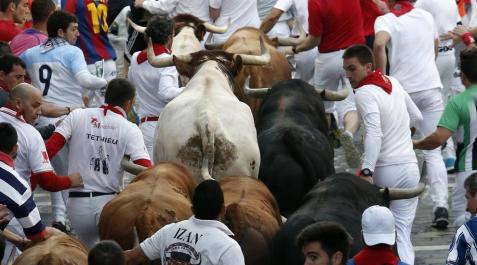Encierro día 11 Un toro ha caído sobre varias personas en el callejón en un encierro sin corneados