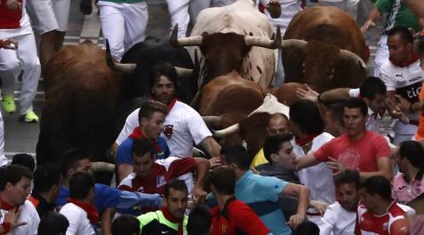 Encierro día 11 Un toro ha caído sobre varias personas en el callejón en un encierro sin corneados