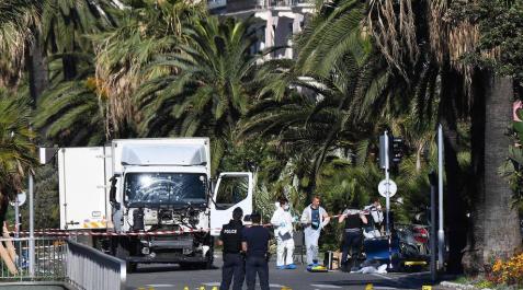 Atentado con un camión en Niza Decenas de personas fallecieron este 14 de julio durante los actos del Día Nacional de Francia en Niza cuando un camión se lanzó a por una multitud.