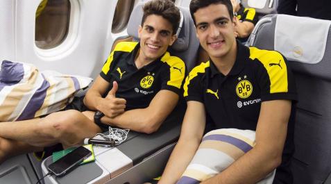 Marc Bartra y Mikel Merino, juntos en un avión. Marc Bartra y Mikel Merino, juntos en un avión.