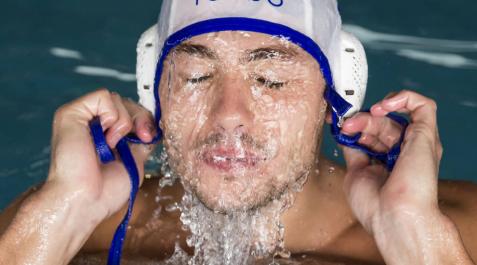 Alberto Munárriz se coloca el gorro antes de empezar a entrenar. Alberto Munárriz se coloca el gorro antes de empezar a entrenar.