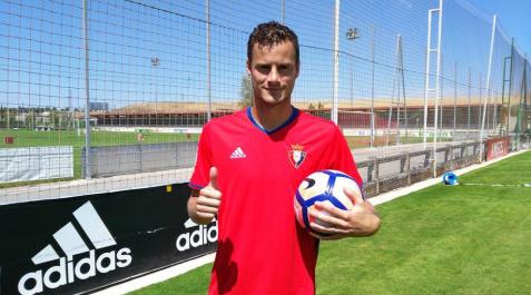 Oriol Riera, en su presentación con Osasuna. Oriol Riera, en su presentación con Osasuna.