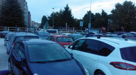 Decenas de quejas en Burlada al ver bloqueados sus coches tras aparcar Decenas de quejas en Burlada al ver bloqueados sus coches tras aparcar