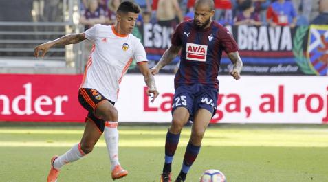 Bebe, junto a Cancelo en Ipurúa. Bebe, junto a Cancelo en Ipurúa.