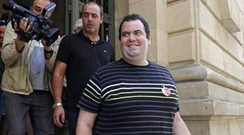 El representante legal de EH Bilbu, Mikel Arreseigor (d), acompañado por el responsable de la coalición abertzale, Igor Sarriegi (c). El representante legal de EH Bilbu, Mikel Arreseigor (d), acompañado por el responsable de la coalición abertzale, Igor Sarriegi (c).