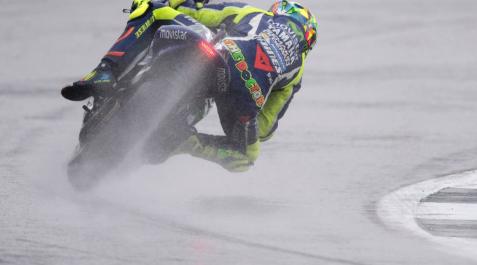 Rossi toma ventaja ante Márquez y Lorenzo en medio de la lluvia Rossi toma ventaja ante Márquez y Lorenzo en medio de la lluvia