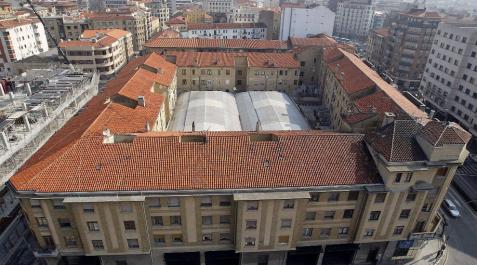Imagen aérea del antiguo edificio de la estación de Pamplona, con la fachada principal en Conde Oliveto. Imagen aérea del antiguo edificio de la estación de Pamplona, con la fachada principal en Conde Oliveto.