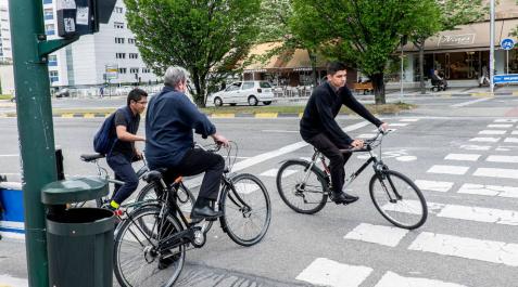 Varios ciclistas convergen en Pío XII, frente al colegio Larraona de Pamplona. Varios ciclistas convergen en Pío XII, frente al colegio Larraona de Pamplona.