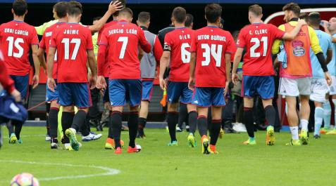 Los jugadores de Osasuna abandonan el terreno de juego tras un partido gris. Los jugadores de Osasuna abandonan el terreno de juego tras un partido gris.