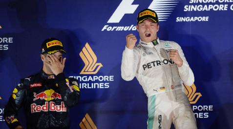 Rosberg reina en la noche de Singapur y recupera el liderato; Alonso, séptimo Rosberg reina en la noche de Singapur y recupera el liderato; Alonso, séptimo