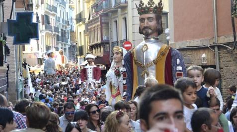 Gigantes y cabezudos por San Fermín de Aldapa Comparsa de Gigantes y Cabezudos por las calles de Pamplona