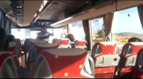 Un viajero pide matrimonio a su novia en el autobús que une Madrid con Pamplona Un viajero pide matrimonio a su novia en el autobús que une Madrid con Pamplona