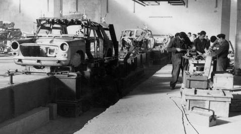 La plantilla de AUTHI elaboró los primeros Morris 1100 con técnicas casi artesanales. La plantilla de AUTHI elaboró los primeros Morris 1100 con técnicas casi artesanales.