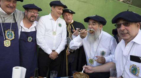 XXIII capítulo de la Cofradía del Hongo y la Seta de Navarra La Cofradía del Hongo y la Seta de Navarra celebró ayer su XXIII capítulo con un concurso de cocina en el que la Cofradía del Salmón de Bidasoa se alzó con el primer puesto.