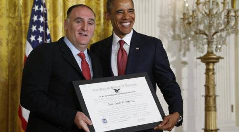 El cocinero Jose Andres posa junto a Barack Obama. El cocinero Jose Andres posa junto a Barack Obama.