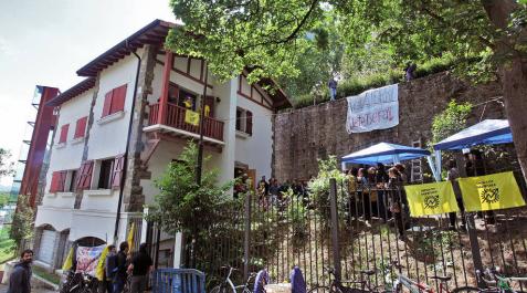 Imagen del día de la apertura del gaztetxe en el chalé de Caparroso. Imagen del día de la apertura del gaztetxe en el chalé de Caparroso.