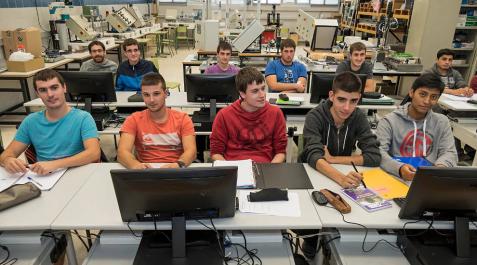 La FP Dual se implanta en Estella y arranca en el ciclo de mecatrónica La FP Dual se implanta en Estella y arranca en el ciclo de mecatrónica