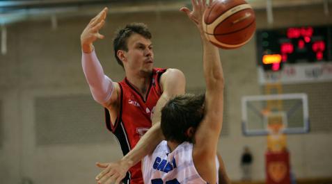 El Basket Navarra se estrenó con un acierto de trece triples El Basket Navarra se estrenó con un acierto de trece triples
