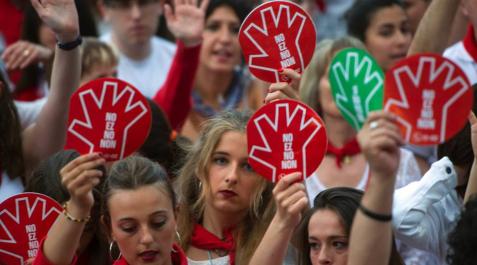 Miles de pamploneses han llenado esta noche la plaza del Castillo de Pamplona, para expresar nuevamente su rechazo a las agresiones sexuales ocurridas en los Sanfermines. La movilización ha sido convocada por la Plataforma de Mujeres contra la Violencia Sexista y la Plataforma Gora Iruñea.