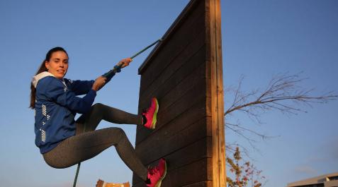 La pamplonesa Miriam Araujo escala uno de los obstáculos en los que se entrena en el Soto de Lezkairu. La pamplonesa Miriam Araujo escala uno de los obstáculos en los que se entrena en el Soto de Lezkairu.