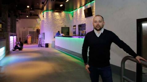 Aitor Urquiola, propietario de Iruregaña Music Center, ayer en uno de los espacios de la nueva sala de conciertos. Aitor Urquiola, propietario de Iruregaña Music Center, ayer en uno de los espacios de la nueva sala de conciertos.