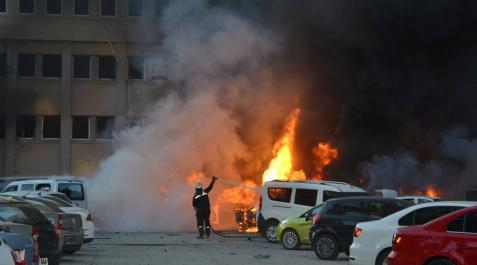 Dos muertos y 21 heridos por la explosión de un coche bomba en el sur de Turquía Dos muertos y 21 heridos por la explosión de un coche bomba en el sur de Turquía