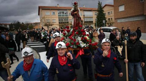 Los mineros de Potasas pasearon este domingo a Santa Bárbara, su patrona, a hombros.
